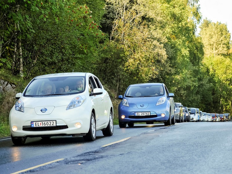Řidiči s elektromobily jezdí víc než se spalovacími motory